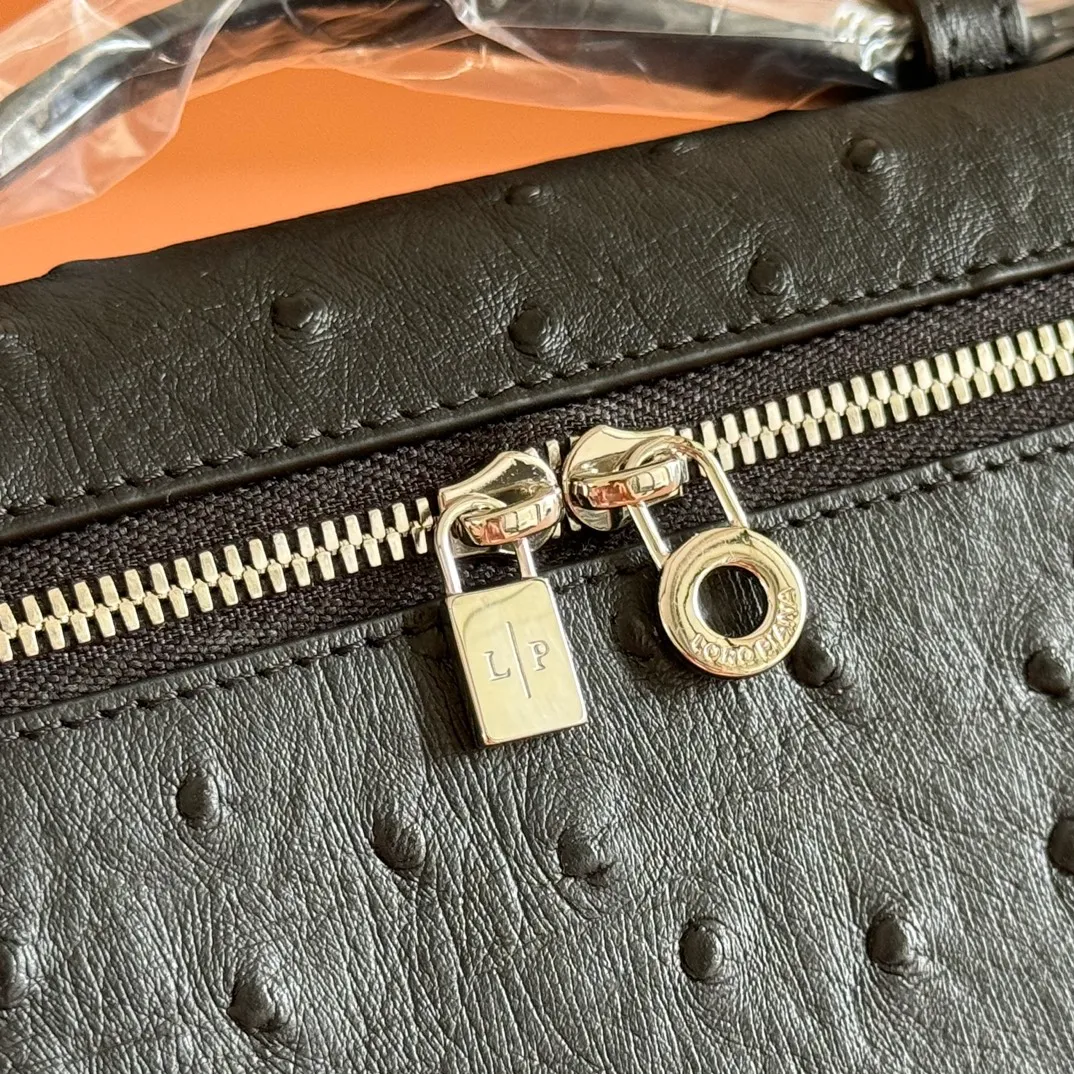 p1160💋💋💋【Original leather all-steel configuration counter complete package】 𝐋𝐨𝐫𝐨 𝐏𝐢𝐚𝐧@ Extra pocket L19 series handbag/crossbody bag The most comfortable life is when it is not defined, just like loro The material design of pian@ does not require complicated design styles. The simple and soft outline is elegant and durable, like an exquisite cosmetic case, which perfectly balances appearance and functionality. The leather is delicate and feels as soft as butter. The small bag has a large capacity. It is not only portable with a thin shoulder strap, but can also be worn cross-body. Sisters who have a special liking for minimalist style can buy it. It is simple and versatile. The simpler, the more different. Stars and Instagram celebrities are all planting it. There are two sizes of 19 cm and 27 cm. One is exquisite and casual, and the other is elegant and grand. Size: Small: length 19×width 7×height 12cm (